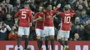 Pemain Manchester United, Anthony Martial (2kanan) merayakan gol bersama rekan-rekannya saat melawan Reading pada laga Piala FA di Old Trafford, (7/1/2017). Setan Merah menang 4-0. (AP/Rui Vieira)