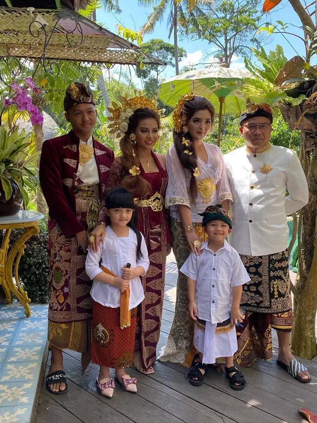 6 Potret Aurel Hermansyah Pakai Baju Adat Bali