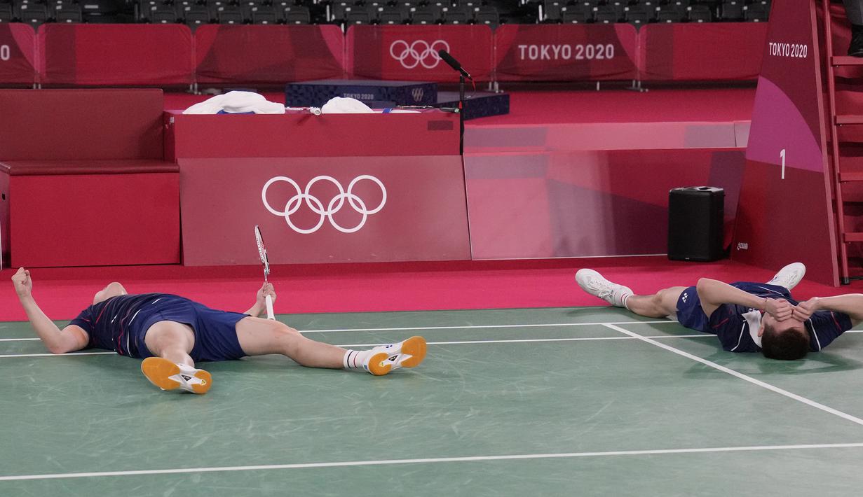 Selepas itu, Aaron Chia/Soh Wooi Yik tampil menggila dan menjauh hingga 18-13. Mohammad Ahsan/Hendra Setiawan hanya mampu menambah 1 poin sebelum akhirnya menyerah 14-21. (Foto: AP/Dita Alangkara)
