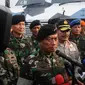 Panglima TNI Jenderal TNI Moeldoko saat ditanya awak media saat apel gelar pasukan pengamanan KAA di kawasan Monas, Jakarta, Rabu (15/4/2015). KAA ke-60 akan berlangsung pada 18-24 April 2015 di Jakarta dan Bandung. (Liputan6.com/Herman Zakharia)