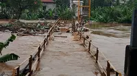 Jembatan Kuning Tanjung Barat Diterjang Banjir, Kabel Sling Putus dan Pegangan Bengkok