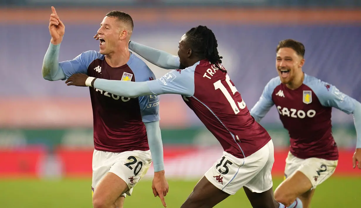 Gelandang Aston Villa, Ross Barkley (kiri) berselebrasi setelah mencetak gol ke gawang Leicester City dalam lanjutan Liga Inggris, di Stadion King Power, Senin (19/10/2020). Aston Villa berhasil menang atas Leicester City berkat gol semata wayang Ross Barkley di menit injury time. (Jon Super, Pool v