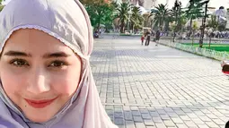 Prilly mengenakan mukena ungu muda saat bertandang ke Istanbul, Turki, akhir tahun 2018 lalu. (Liputan6.com/Instagram/@prillylatuconsina96)