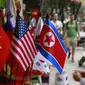 Replika bendera AS dan Korea Utara dijual di sebuah toko di Hanoi, Vietnam, jelang pertemuan kedua antara Donald Trump dan Kim Jong-un (AP/Hau Dinh)