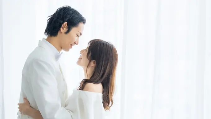 couple cinta romantis bahagia