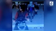 Pengendara motor tertangkap kamera CCTV melakukan pelanggaran lalu lintas.