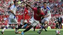 Striker Manchester United, Anthony Martial, berebut bola dengan bek Crystal Palace, Martin Kelly, pada laga Premier League di Stadion Old Trafford, Manchester, Sabtu (24/8). MU kalah 1-2 dari Palace. (AFP/Lindsey Parnaby)