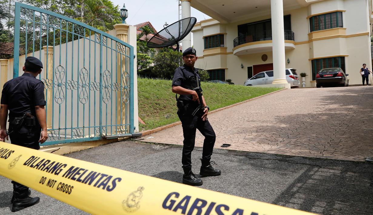 Polisi Malaysia berjaga-jaga di depan Kedutaan Besar (Kedubes) Korea Utara di Kuala Lumpur, Selasa (7/3). Malaysia menyegel dan menutup gedung Kedubes Korut untuk mencegah seluruh pejabat di kantor itu meninggalkan Negeri Jiran (AP Photo/Vincent Thian)