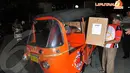 Seorang petugas tampak memasukkan logistik pemilu ke dalam bajaj di Kelurahan Menteng Atas, Jakarta, Selasa (8/4/2014) (Liputan6.com/JohanTallo).