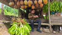 Dalam kunjungan kerjanya ke Garut bagian selatan beberapa waktu lalu, Wakil Bupati Garut Helmi Budiman sengaja menyempatkan diri, menikmati sajian ragam buah lokal dengan tampilan yang mengoda lidah tersebut. (Liputan6.com/Jayadi Supriadin)