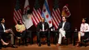 Mantan Presiden AS Barack Obama berbicara di sebuah forum dengan para pemimpin muda untuk membahas pengorganisasian masyarakat di University of Chicago di Chicago (24/4). (AFP Photo/ Jim Young)