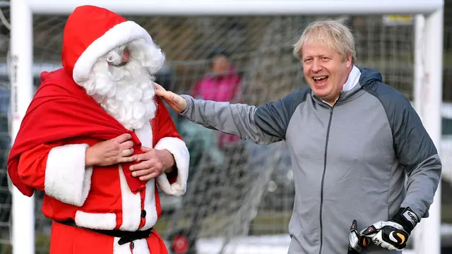 Aksi PM Inggris Boris Johnson Saat Jadi Kiper