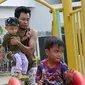 Sejumlah anak bermain di Ruang Publik Terpadu Ramah Anak (RPTRA) Karet Tengsin, Jakarta, Kamis (13/4). (Liputan6.com/Yoppy Renato)