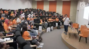 Travel writer Trinity membagikan pengalaman kepada mahasiswa dan penggiat komunitas tentang bagaimana mengelola media sosial yang baik di Universitas Internasional Semen Indonesia (UISI) Gresik, Kamis (11/4). Acara sharing session mengusung tema #MembangunKebaikan. (Liputan6.com/HO/Eko)