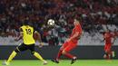 Striker Timnas Indonesia, Beto Goncalves, mengontrol bola saat melawan Vanuatu pada laga persahabatan di SUGBK, Jakarta, Sabtu (15/6). Indonesia menang 6-0 atas Vanuatu. (Bola.com/Yoppy Renato)