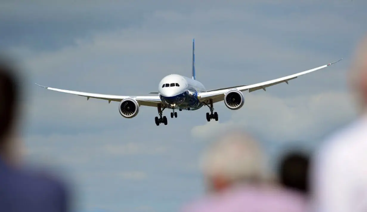Sebuah Boeing 787-9 melakukan demo terbang saat pameran udara Farnborough di Hampshire, Inggris, (14/7/2014). (AFP PHOTO/Leon Neal)
