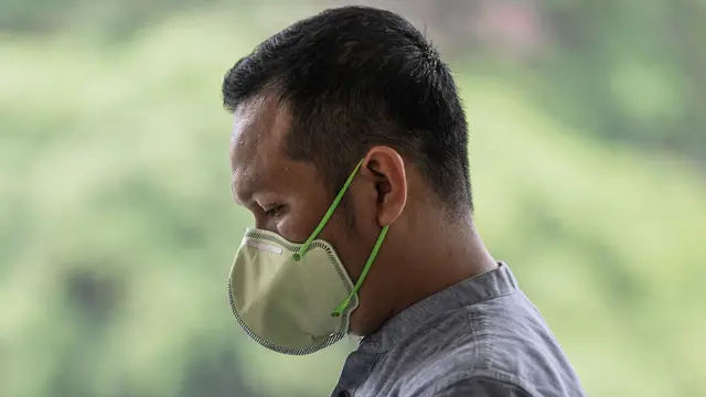 Diselimuti Kabut Asap, Warga Malaysia Beraktivitas Pakai Masker