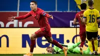 Megabintang timnas Portugal, Cristiano Ronaldo merayakan gol yang dicetaknya ke gawang Swedia pada laga UEFA Nations League A Group 3 di Friends Arena, Stockholm, Selasa (8/9/2020). Portugal kalahkan Swedia 2-0 lewat gol yang dibuat bintang mereka Cristiano Ronaldo. (Janerik Henriksson / TT via AP)