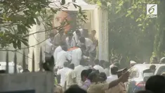 Pemakaman Sridevi Kapoor dipadati oleh ribuan penggemar. Deretan selebritas India juga berdatangan untuk memberikan penghormatan terakhir.