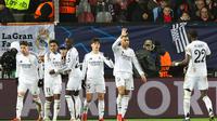 Penyerang Real Madrid, Rodrygo (kedua kiri) melakukan selebrasi dengan rekan setimnya setelah mencetak gol keduanya pada laga matchday 8 League Phase Liga Champions 2024/2025 melawan Stade Brestois 29 (Brest) yang digelar di Stade de Roudourou, Prancis, Rabu 29 Januari 2025 waktu setempat atau Kamis (30/1/2025) dini hari WIB. (FRED TANNEAU/AFP)