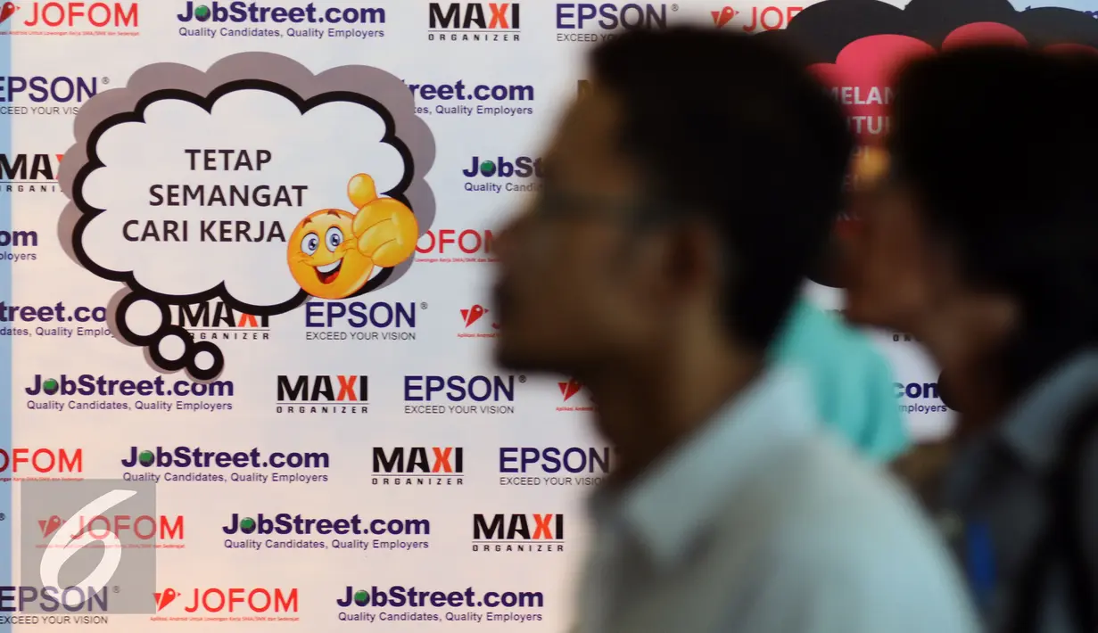 Pencari kerja melewati pelataran SMESCO Exhibiton Hall saat Indonesia Career Expo 2016, Jakarta, Jumat (8/1/2016). Terbatasnya kesempatan kerja diakibatkan ketidaksesuaian kebutuhan dengan ketersediaan tenaga. (Liputan6.com/Helmi Fithriansyah)