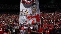 Spanduk Diogo Jota dibentangkan pada laga Community Shield antara Liverpool kontra Crystal Palace hari Minggu (10/08/2025) malam WIB. (Glyn KIRK / AFP)