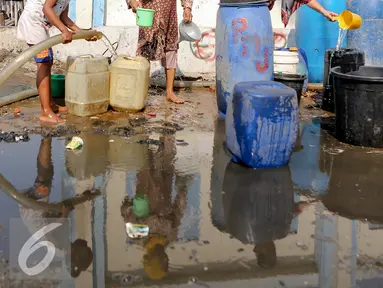 Memasuki musim kemarau, warga Muara Angke kesulitan mendapatkan air bersih karena beberapa sumber air mengalami kekeringan, Jakarta, Selasa (4/8/2015). (Liputan6.com/Faizal Fanani)
