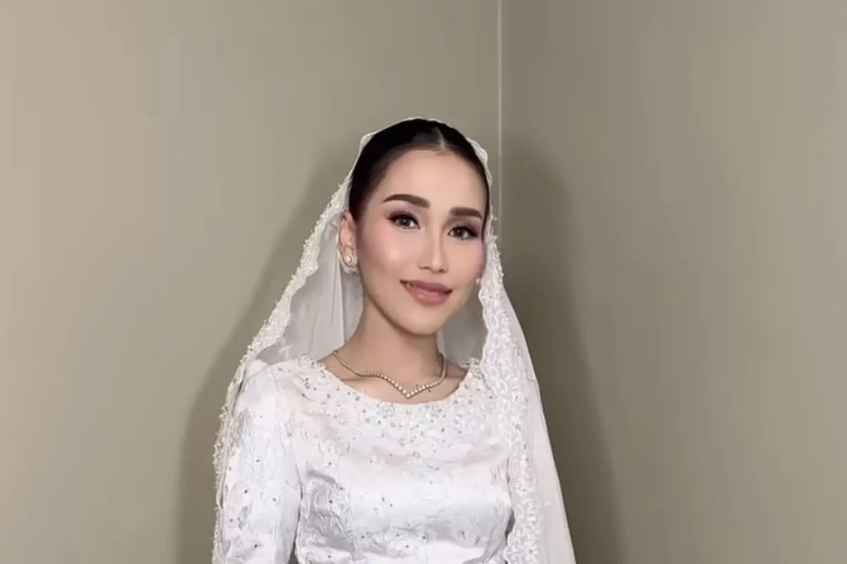 Ayu Ting Ting dan Anisha Rosnah Istri Pangeran Mateen Dibalut Baju Kurung. [@aliencophoto]