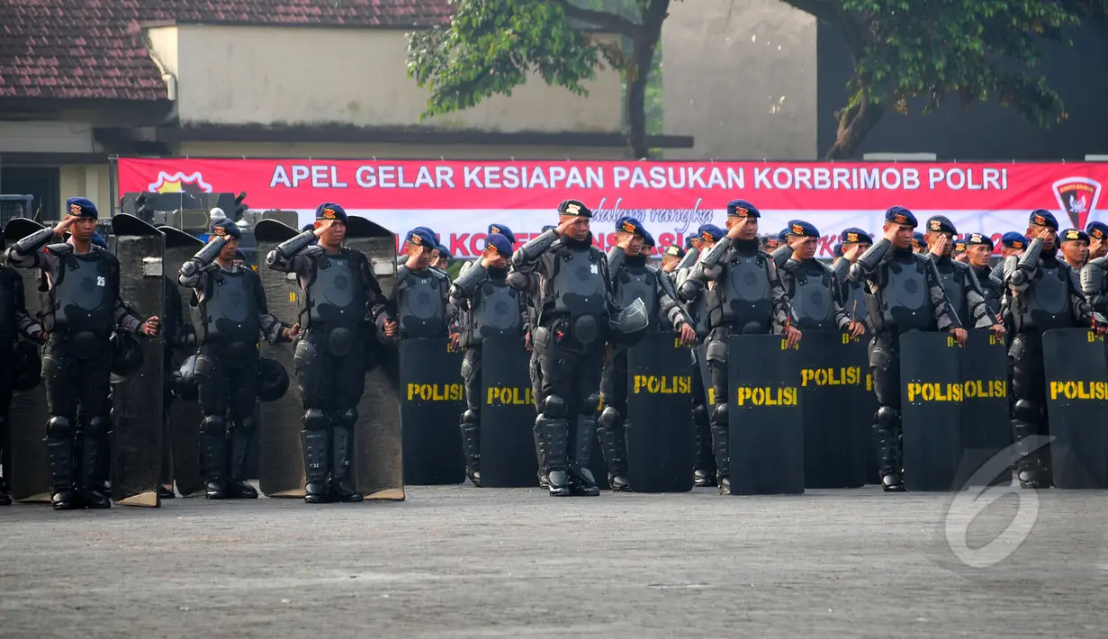 Korps Brimob menggelar Apel pasukan dalam rangka pengamanan Konferensi Asia Afrika di lapangan Mako Brimob Kelapa Dua, Depok, Selasa (14/4/2015). KAA ke-60 akan berlangsung pada 18-24 April 2015 di Jakarta dan Bandung. (Liputan6.com/Yoppy Renato)