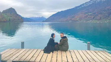 Shireen Sungkar dan Teuku Wisnu kompak mengunggah momen saat menikmati waktu liburan di Eropa. Pada liburan kali ini, pasangan selebriti ini hanya pergi berdua tanpa anak-anak. (Liputan6.com/IG/@shireensungkar)