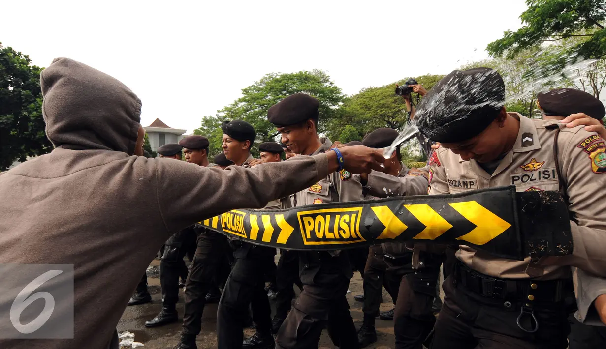 Polda Metro Jaya melakukan simulasi pengamanan pelaksanaan Pilkada Serentak 2015 di Parkir Timur Senayan, Jakarta, Kamis (6/8/2015). Tampak, simulasi pengamanan aksi massa pasca pemungutansuara Pilkada Serentak 2015. (Liputan6.com/Helmi Fithriansyah)