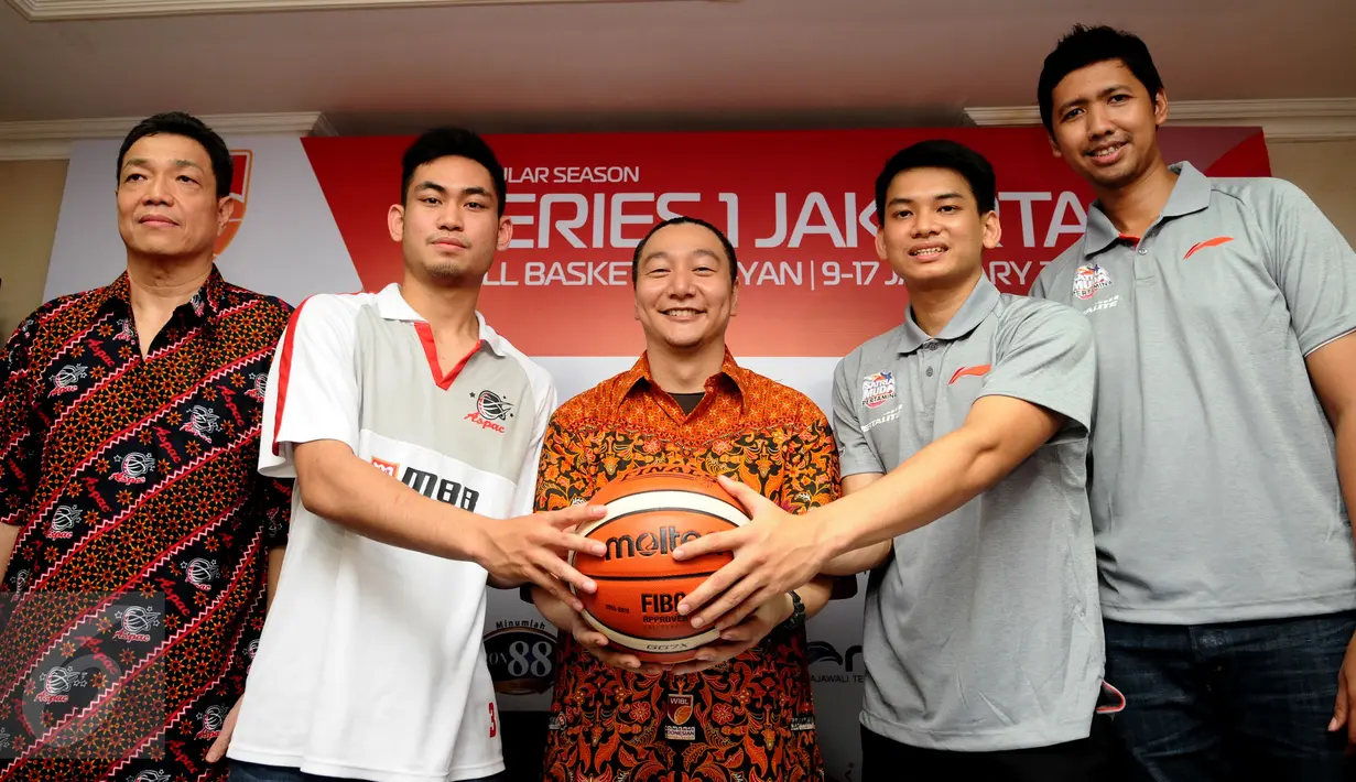 Komisioner IBL, Hasan Gozali (tengah) berpose bersama pemain dan pelatih yang akan berlaga di Indonesia Basketball League musim 2015-2016, Jakarta, Jumat (8/1/2016). Seri 1 IBL akan berlangsung pada 9-17 Januari 2016. (Liputan6.com/Helmi Fithriansyah) 