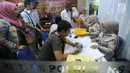 Keluarga korban jatuhnya pesawat Lion Air JT 610 mendatangi Posko Antemortem di RS Bhayangkara Said Sukanto (RS Polri) Kramat Jati, Jakarta Timur (29/10). Posko ini untuk mendukung pengenalan jenazah yang berhasil dievakuasi. (Merdeka.com/Arie Basuki)