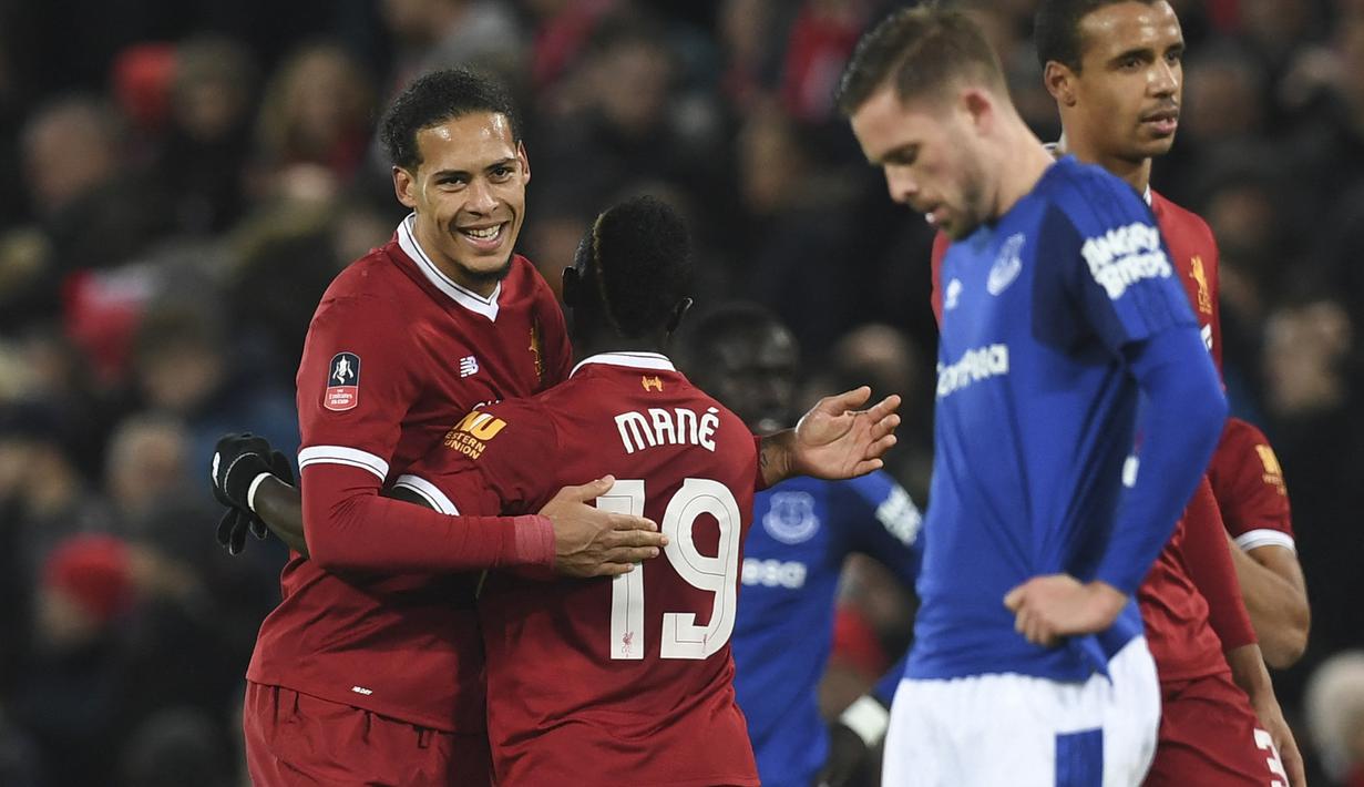Virgil van Dijk. Bek tengah Liverpool ini mencetak satu gol di laga debut Derby Liverpool melawan tamunya Everton di putaran ketiga Piala FA musim 2017/2018 yang berkesudahan 2-1, 5 Januari 2018. Gol tersebut merupakan satu-satunya yang dicetak pada musim tersebut. (AFP/Paul Ellis)