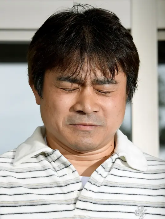 Wajah penyesalan Takayuki Tanooka saat berbicara di hadapan media, di Hokkaido, Jepang, Jumat (3/6). Takayuki sempat meninggalkan anaknya yang berusia 7 tahun di hutan untuk menghukum bocah itu, meski kini sang anak telah ditemukan. (Kyodo/via REUTERS)