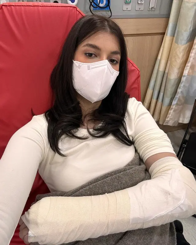 1. Ini dia momen saat Sabrina saat harus menjalani pengobatan di Soon chun hyang University Hospital karena mengalami tulang retak.