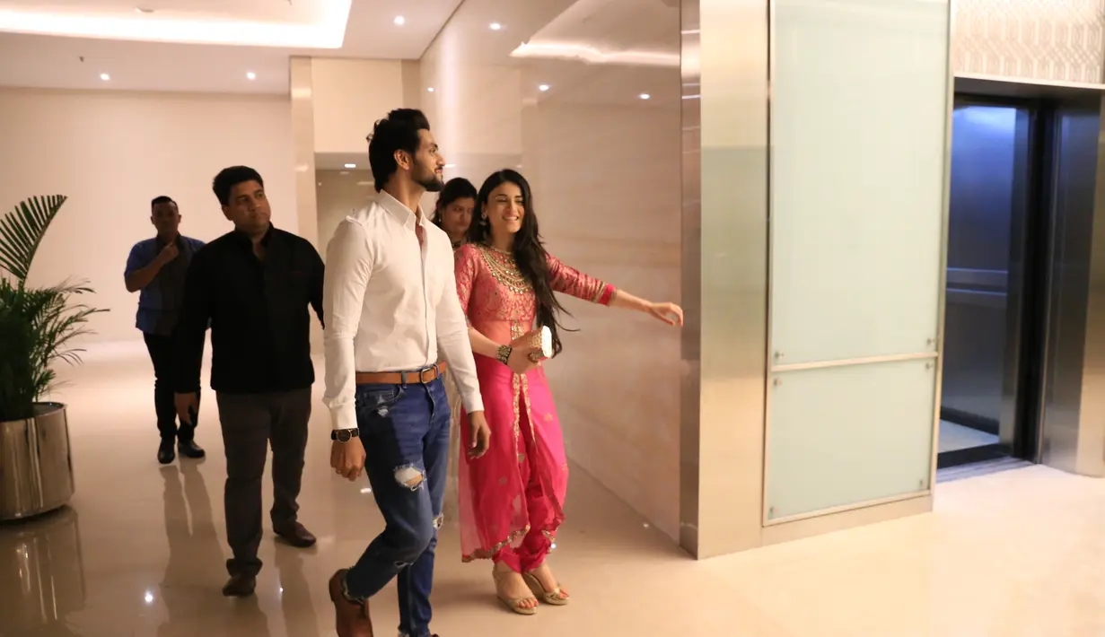 Shakti Arora dan Radhika Madan ternyata mendapat pujian dari Harsiwi Achmad terkait penggunaan Bahasa Indonesia. Menurutnya, kedua bintang Bollywood itu telah menggunakannya dengan baik. (Adrian Putra/Bintang.com)