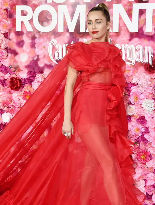 Penyanyi Miley Cyrus saat tiba menghadiri pemutaran perdana film "Isn't It Romantic" di Los Angeles (11/2). Miley Cyrus menghadiri pemutaran film tersebut menggantikan suaminya Liam Hemsworth yang sakit. (AFP Photo/Amy Sussman)