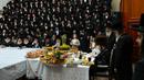 Orang-orang Yahudi Ultra-Ortodoks dari dinasti Hasid Sadigura merayakan Hari Raya Tu Bishvat atau Tahun Baru Pohon di Yerusalem, 5 Februari 2023. Saat perayaan Tahun Baru Pohon, orang-orang Yahudi Ultra-Ortodoks berkumpul dengan para rabi mereka di sekitar meja panjang berisi piring-piring berisi beberapa jenis buah-buahan. (AP Photo/Ariel Schalit)