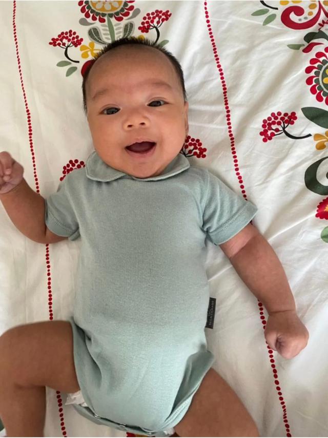 Hampir Berusia 2 Bulan, Ini 6 Potret Gemas Anak Keempat Ricky Harun dan Herfiza