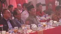 Ketua Umum ICMI Jimly Asshiddiqie (kanan), Ketua Umum PAN Zulkifli Hasan (kiri) dan Ketua Umum ATVSI Ishadi saat menghadiri acara Syukuran PKPI di Cipayung, Jakarta, Jumat (29/12). (Liputan6.com/Faizal Fanani)