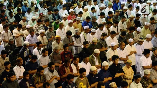 Ribuan umat muslim memenuhi masjid Istiqlal untuk salat gerhana setelah ibadah isya.