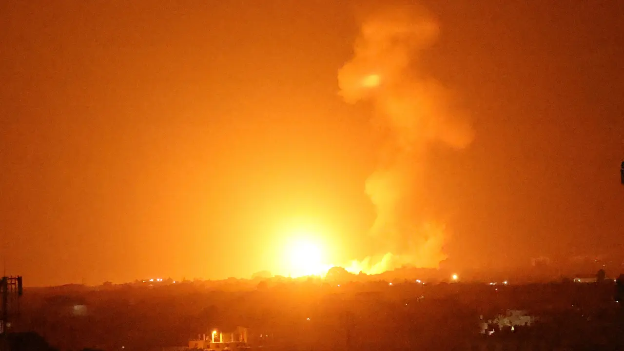 FOTO: Israel Lancarkan Serangan Udara Terhadap Gaza