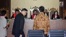Mantan Bendahara Umum Partai Demokrat M Nazaruddin (ketiga kiri) bersiap menjadi saksi sidang perkara proyek e-KTP di Pengadilan Tipikor, Jakarta, Senin (20/11). Nazaruddin bersaksi untuk terdakwa Andi Narogong. (Liputan6.com/Helmi Fithriansyah)