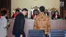Mantan Bendahara Umum Partai Demokrat M Nazaruddin (ketiga kiri) bersiap menjadi saksi sidang perkara proyek e-KTP di Pengadilan Tipikor, Jakarta, Senin (20/11). Nazaruddin bersaksi untuk terdakwa Andi Narogong. (Liputan6.com/Helmi Fithriansyah)