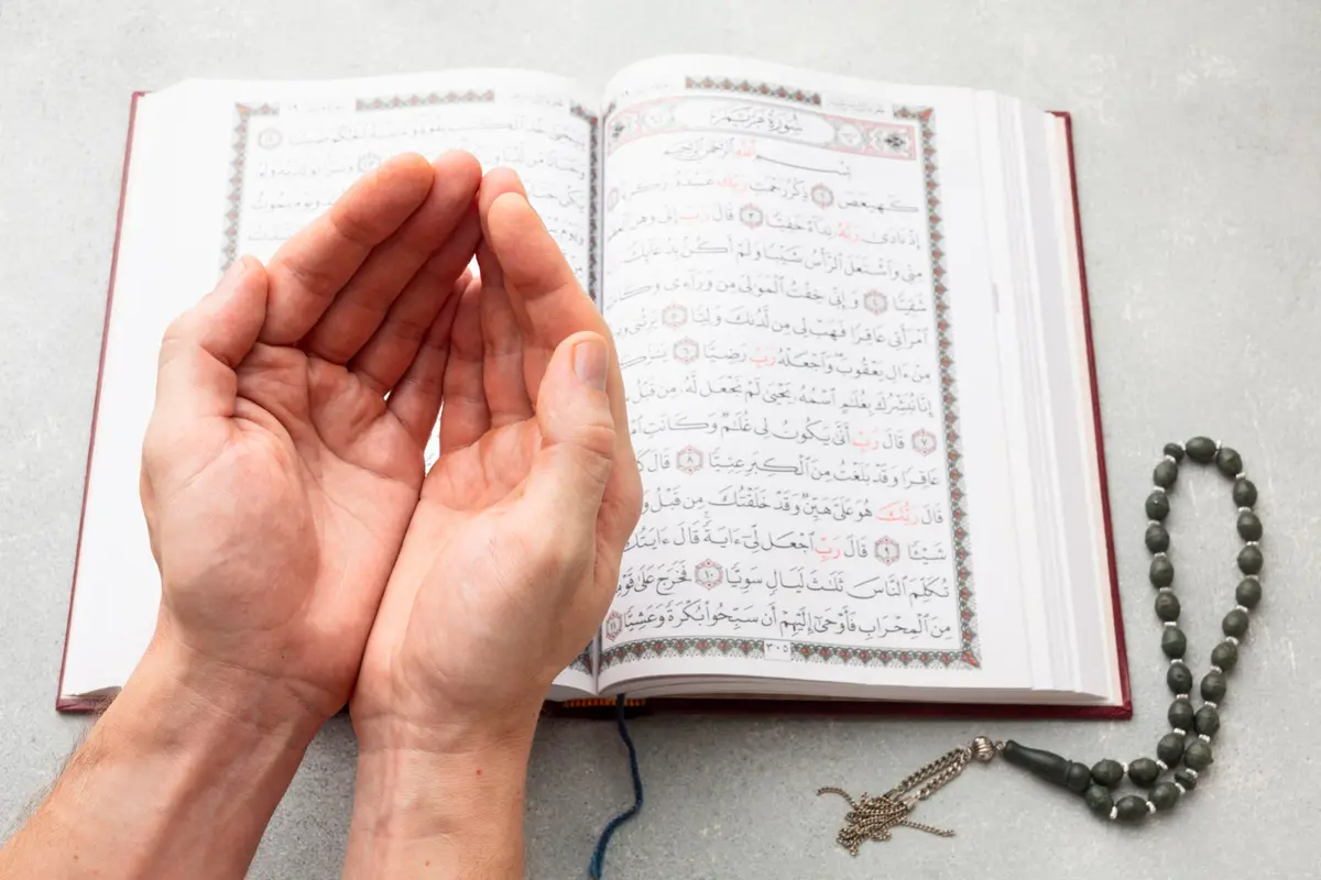 Ilustrasi Seseorang Sedang Meraih Pahala Ramadan dengan Berdoa dan Membaca Alquran