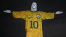 Patung Kristus Sang Penebus (Christ the Redeemer) di Rio de Janeiro, Brasil diterangi gambar jersey dari legenda sepak bola Brasil, Pele sebagai penghormatan atas satu tahun kematian sang pemain pada Jumat, 29 Desember 2023. (AFP/Mauro Pimentel)