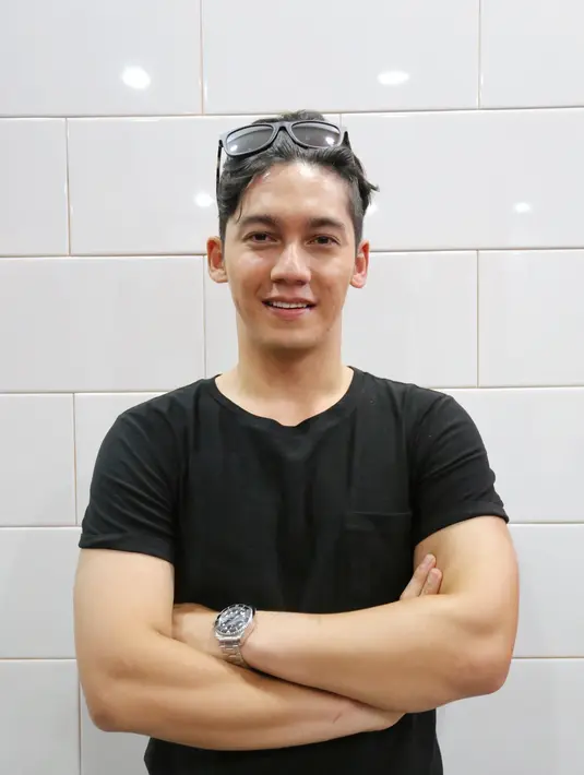 "Iya, termasuk dialognya gimana juga dipelajarin. Dan itu kita jaga selama syuting di lokasi supaya gak jauh berbeda dengan yang sebelumnya," jelas Samuel. (Adrian Putra/Bintang.com)