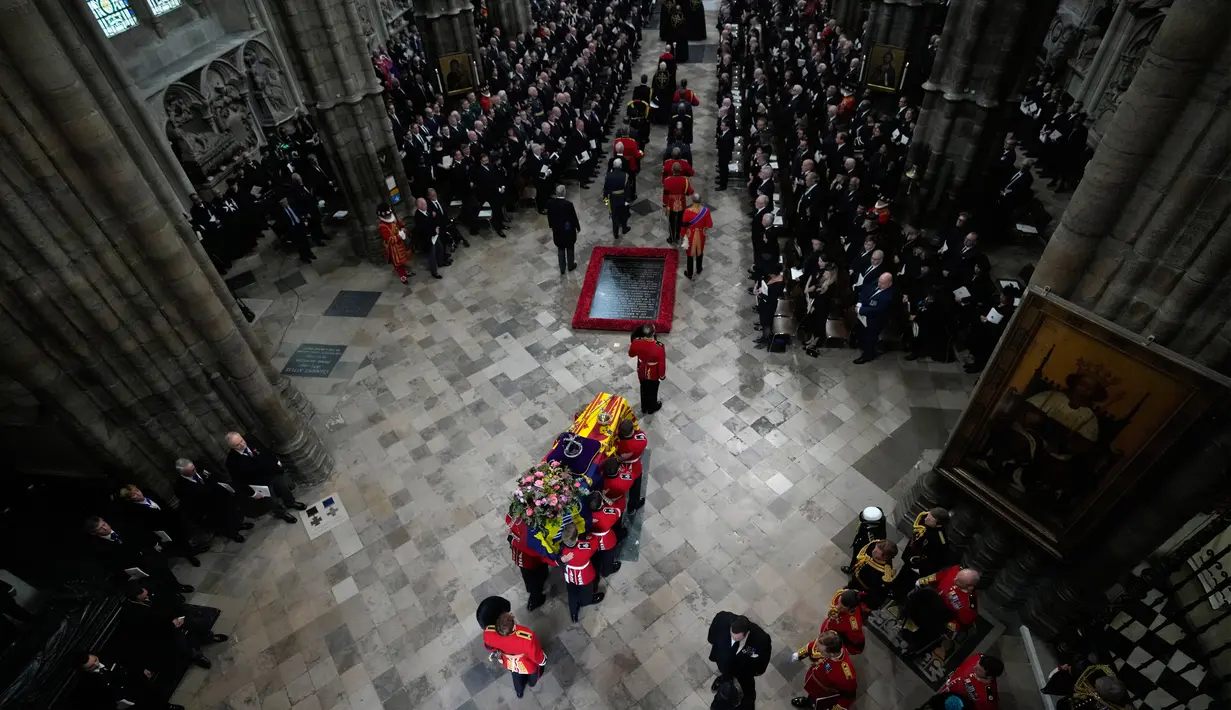 Peti mati Ratu Elizabeth II dibawa ke Westminster Abbey untuk dimakamkan, London, Inggris, Senin (19/9/2022). Ratu Elizabeth II dimakamkan setelah disemayamkan selama empat hari penuh. (AP Photo/Frank Augstein, Pool)