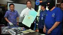Kepala BNN Komjen Pol Budi Waseso menunjukan berkas Tindak Pidana Pencucian Uang (TPPU) narkotika di Jakarta, Selasa (26/1). BNN berhasil mengungkap kasus TPPU hasil bisnis narkotika dengan menangkap tersangka GP. (Liputan6.com/Yoppy Renato)